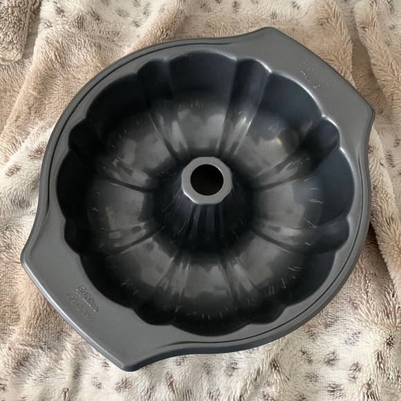 Wilton Bundt Cake Pan 9.75 in x 3.38 in - Picture 1 of 5